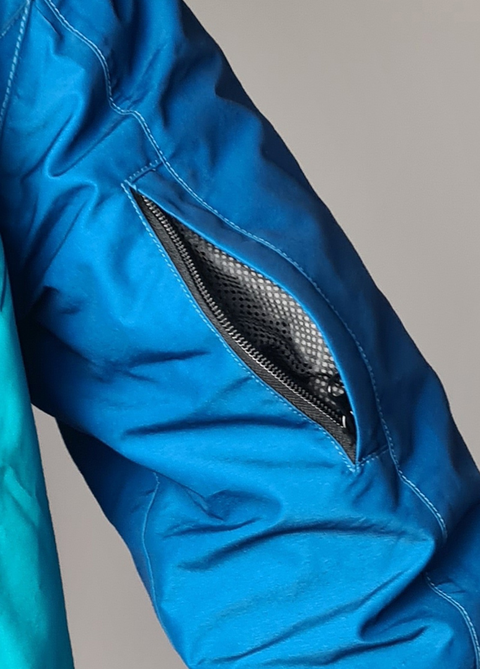 JACKET PIRENEI Back Arm Opening 1280X1783px JACKET PIRENEI Back Arm Opening 1280X1783px
